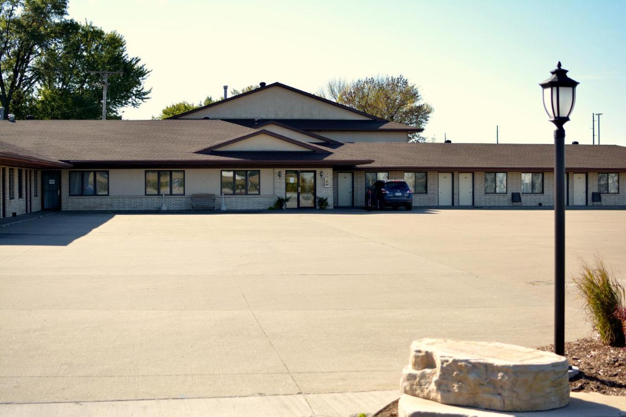 Dutch Country Inn Kalona Exterior photo