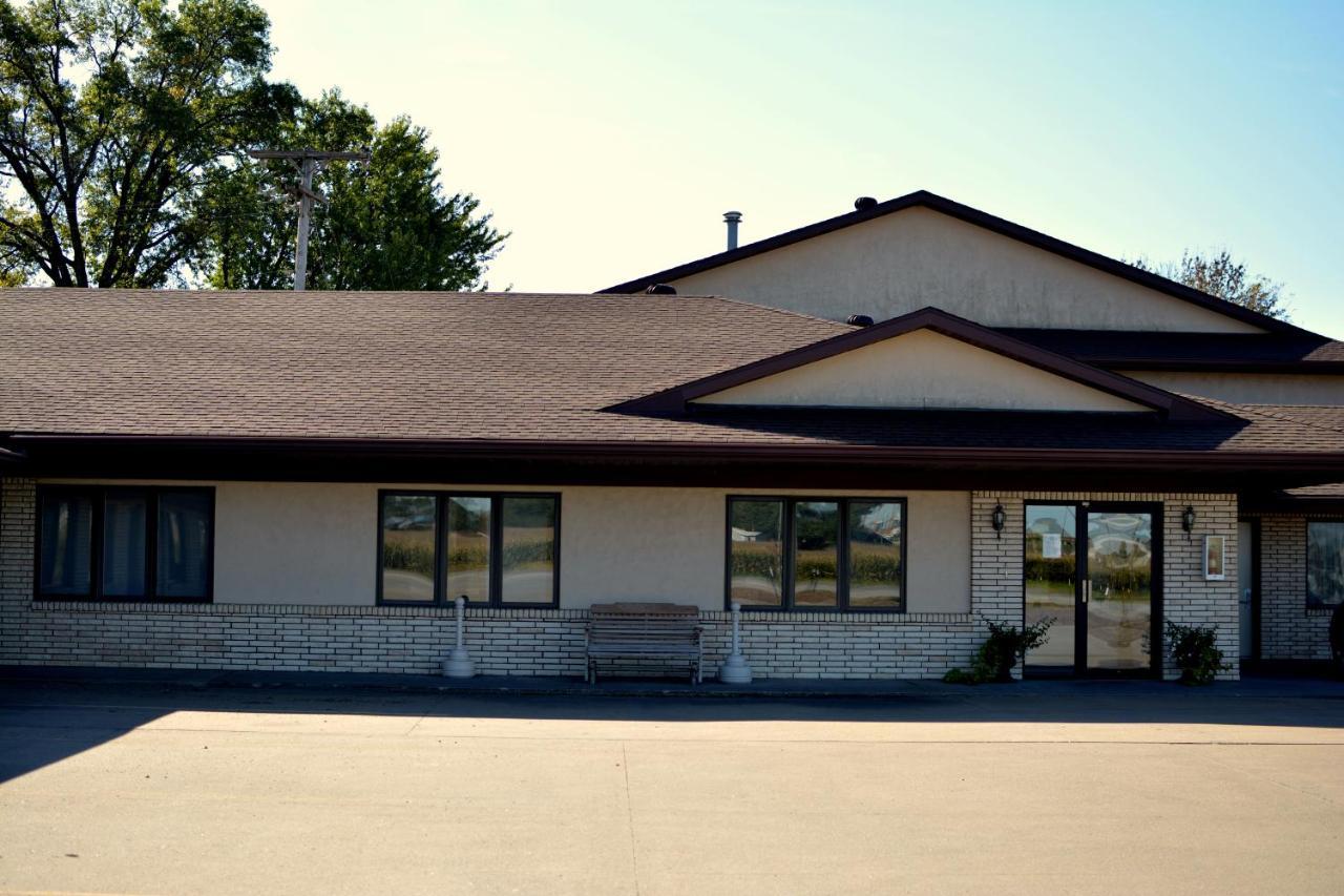 Dutch Country Inn Kalona Exterior photo